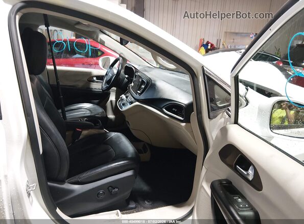 2C4RC1EG3HR704284 2017 CHRYSLER PACIFICA White Вид салону спереду