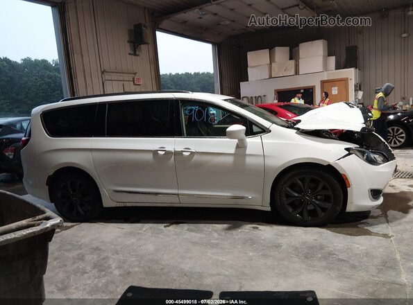 2C4RC1EG3HR704284 2017 CHRYSLER PACIFICA White Вид задньої частини салону