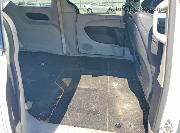 2C4RC1EG4LR172858 2020 CHRYSLER PACIFICA White Rear interior view