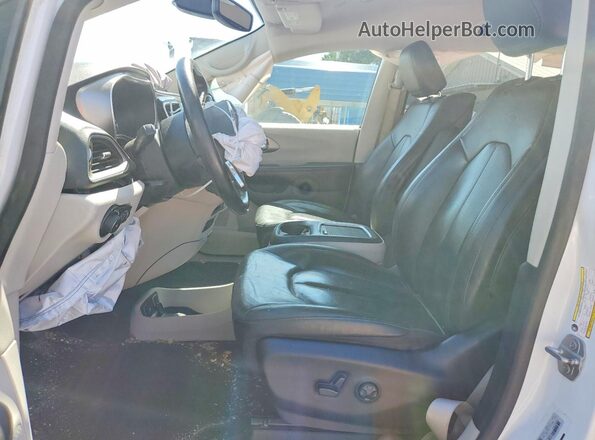 2C4RC1EG4LR172858 2020 CHRYSLER PACIFICA White Front interior view