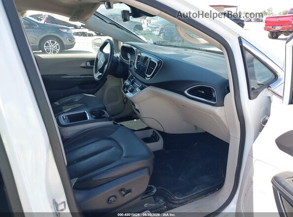 2C4RC1EG4LR273057 2020 CHRYSLER PACIFICA White Front interior view