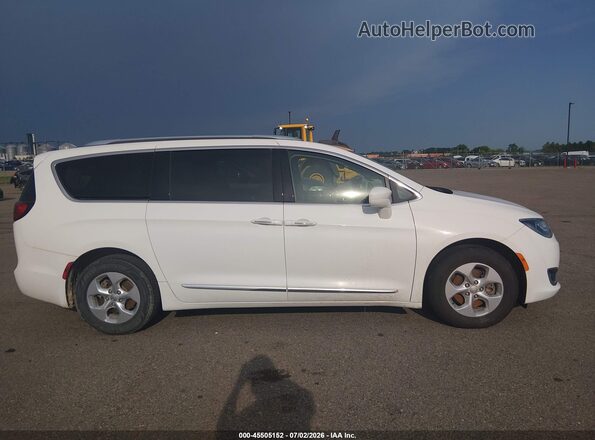 2C4RC1EG5HR510517 2017 CHRYSLER PACIFICA White Вид задньої частини салону