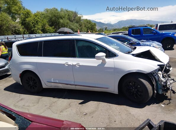 2C4RC1EG6JR154231 2018 CHRYSLER PACIFICA White Rear interior view