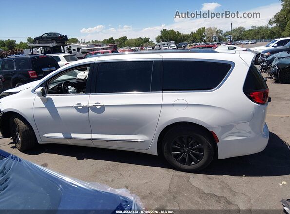 2C4RC1EG6JR154231 2018 CHRYSLER PACIFICA White 360 interior view