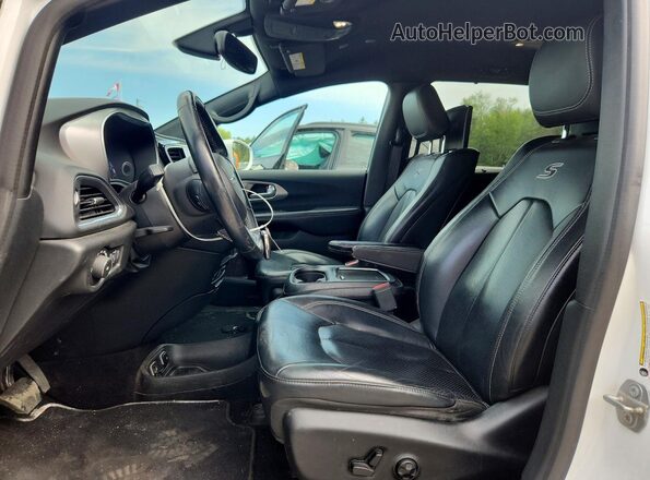 2C4RC1EG6JR252773 2018 CHRYSLER PACIFICA White Front interior view