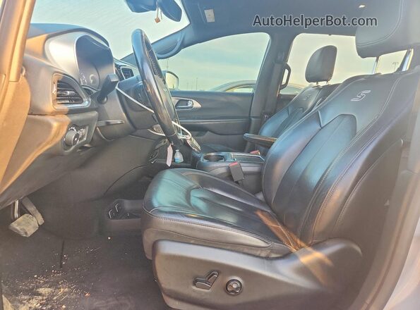 2C4RC1EG7KR590135 2019 CHRYSLER PACIFICA Silver Vista interior delantera