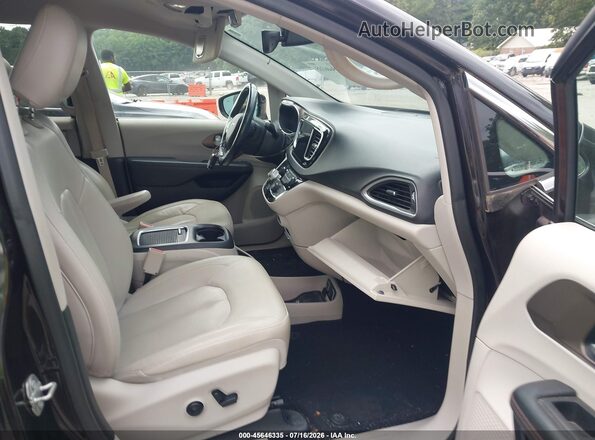 2C4RC1EG8JR139603 2018 CHRYSLER PACIFICA Black Front interior view