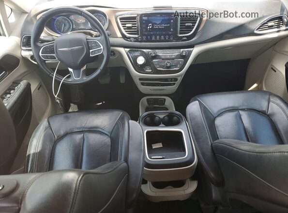 2C4RC1EG8JR158135 2018 CHRYSLER PACIFICA Silver Widok deski rozdzielczej