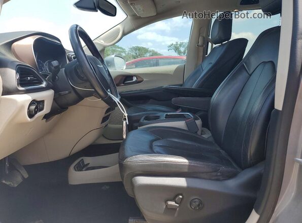 2C4RC1EG8JR158135 2018 CHRYSLER PACIFICA Silver Widok wnętrza z przodu