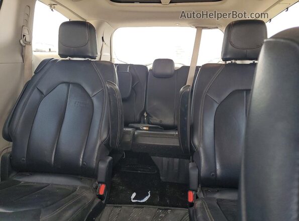 2C4RC1EG8JR158135 2018 CHRYSLER PACIFICA Silver Widok tylnych siedzeń