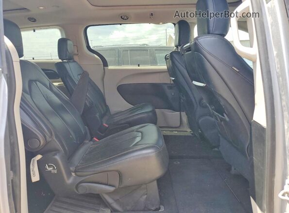 2C4RC1EG8JR158135 2018 CHRYSLER PACIFICA Silver Widok wnętrza z tyłu