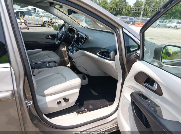 2C4RC1EG9JR292541 2018 CHRYSLER PACIFICA Gray Front interior view
