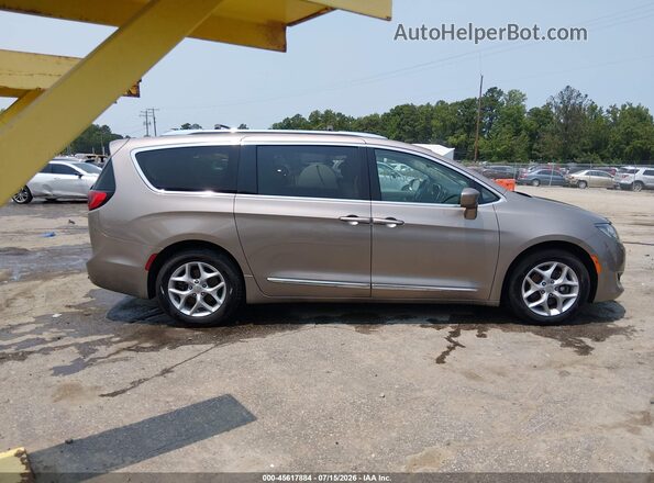 2C4RC1EG9JR292541 2018 CHRYSLER PACIFICA Gray Rear interior view