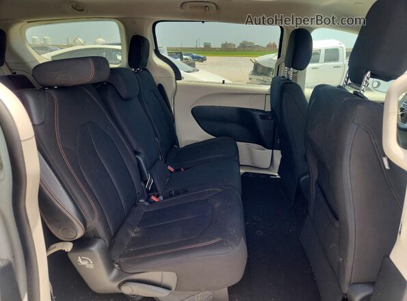 2C4RC1FG0JR125550 2018 CHRYSLER PACIFICA White Вид задньої частини салону