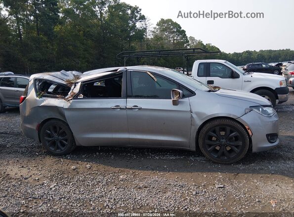 2C4RC1FG2JR358281 2018 CHRYSLER PACIFICA Silver Вид задньої частини салону