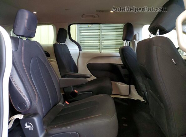 2C4RC1FG2LR158732 2020 CHRYSLER PACIFICA Gray Widok wnętrza z tyłu