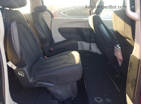 2C4RC1FG3LR142300 2020 CHRYSLER PACIFICA Maroon Rear interior view