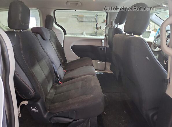 2C4RC1FG4JR125938 2018 CHRYSLER PACIFICA White Вид задньої частини салону