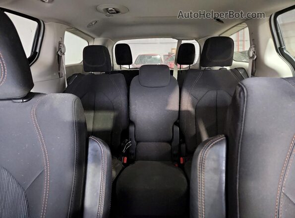 2C4RC1FG4JR125938 2018 CHRYSLER PACIFICA White Вид задніх сидінь