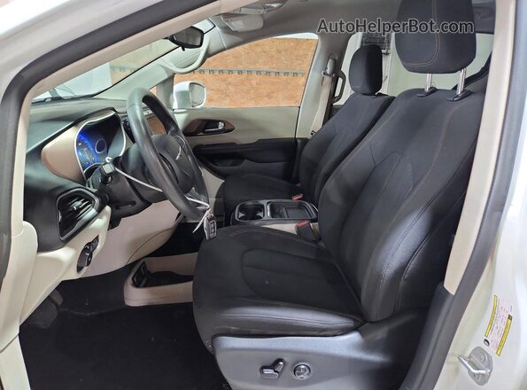 2C4RC1FG4JR125938 2018 CHRYSLER PACIFICA White Вид салону спереду