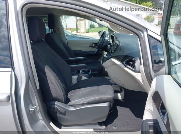 2C4RC1FG4KR516198 2019 CHRYSLER PACIFICA Серебряный Вид салона спереди