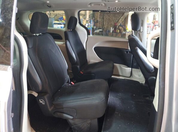 2C4RC1FG5JR113278 2018 CHRYSLER PACIFICA Silver Rear interior view