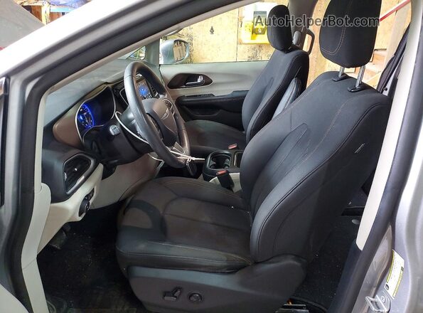 2C4RC1FG5JR113278 2018 CHRYSLER PACIFICA Silver Front interior view