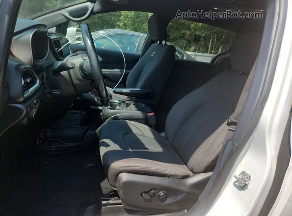2C4RC1FG5JR235381 2018 CHRYSLER PACIFICA White Front interior view