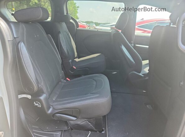 2C4RC1FG5JR235381 2018 CHRYSLER PACIFICA White Rear seats view