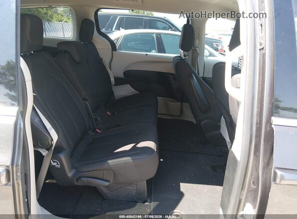 2C4RC1FG6JR315871 2018 CHRYSLER PACIFICA Gray Widok naklejki z numerem VIN