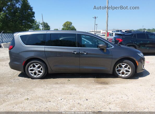 2C4RC1FG6JR315871 2018 CHRYSLER PACIFICA Gray Widok wnętrza z tyłu
