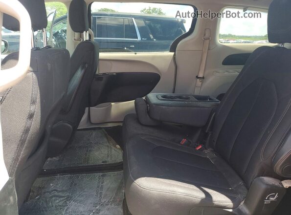 2C4RC1FGXKR561825 2019 CHRYSLER PACIFICA Gray Rear interior view