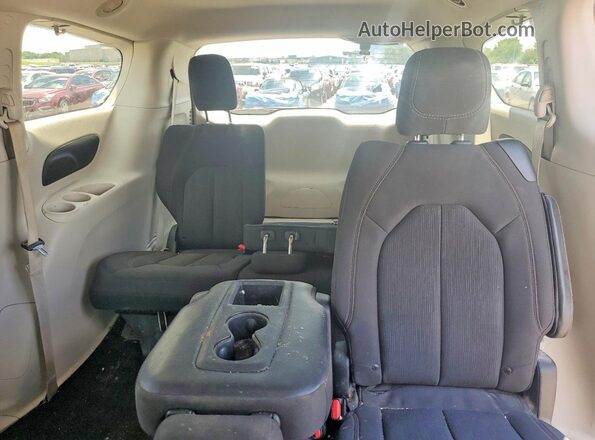 2C4RC1FGXKR561825 2019 CHRYSLER PACIFICA Gray Rear seats view