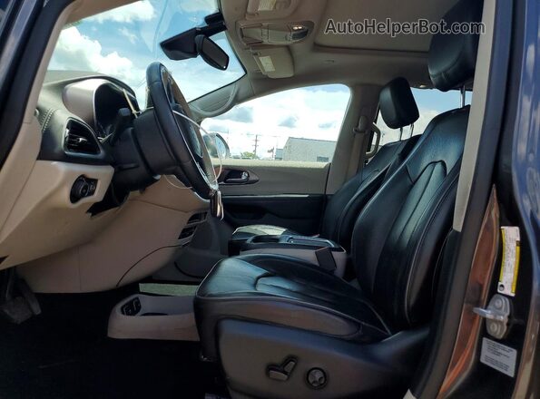 2C4RC1GG0HR744982 2017 CHRYSLER PACIFICA Угольный Вид салона спереди