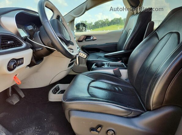 2C4RC1GG1HR748071 2017 CHRYSLER PACIFICA Black Вид салону спереду