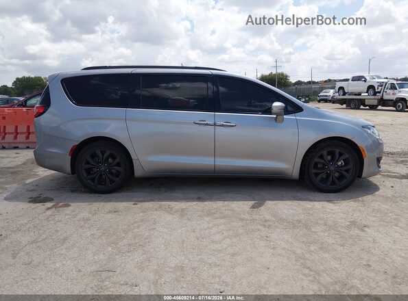2C4RC1GG2KR746322 2019 CHRYSLER PACIFICA Серебряный Вид задней части салона