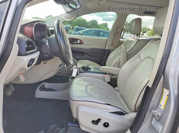 2C4RC1GG3HR528723 2017 CHRYSLER PACIFICA Серебряный Вид салона спереди