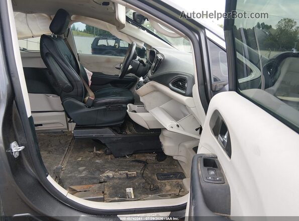 2C4RC1GG3JR338250 2018 CHRYSLER PACIFICA Серый Вид салона спереди
