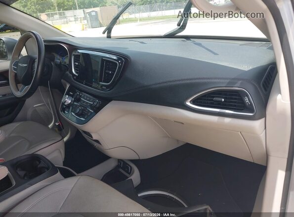 2C4RC1GG4KR508519 2019 CHRYSLER PACIFICA Серебряный Вид салона спереди
