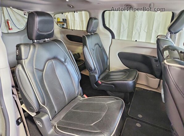 2C4RC1GG4NR120159 2022 CHRYSLER PACIFICA Gray Rear interior view