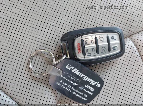 2C4RC1GG5HR599552 2017 CHRYSLER PACIFICA Blue Widok deski rozdzielczej