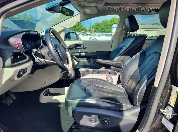 2C4RC1GG6JR107665 2018 CHRYSLER PACIFICA Black Вид салону спереду