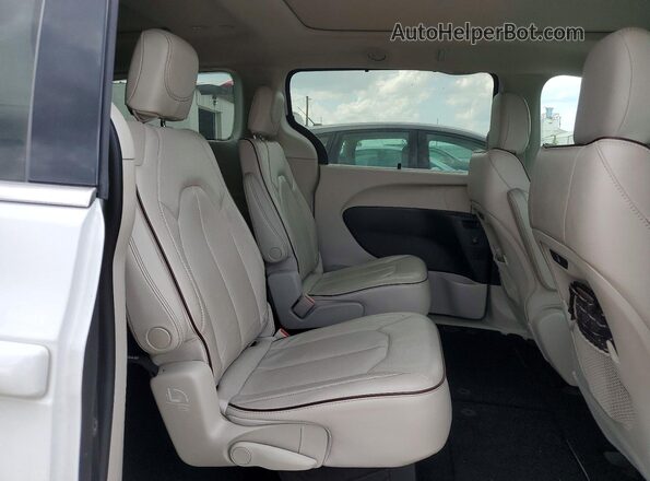 2C4RC1GG6LR136411 2020 CHRYSLER PACIFICA White Vista interior trasera