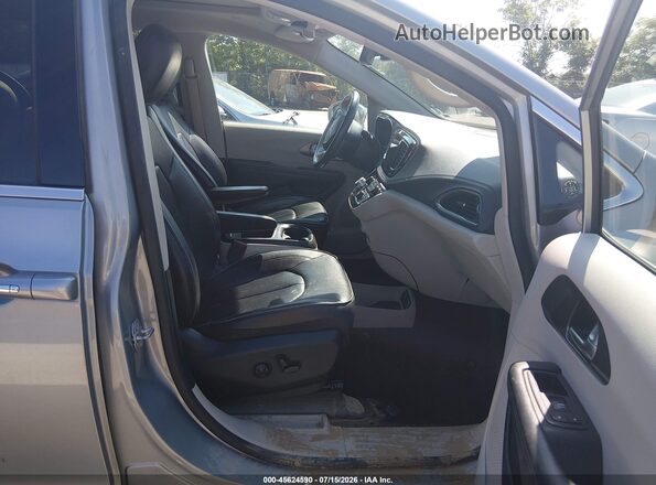 2C4RC1GG7KR731816 2019 CHRYSLER PACIFICA Silver Вид салону спереду
