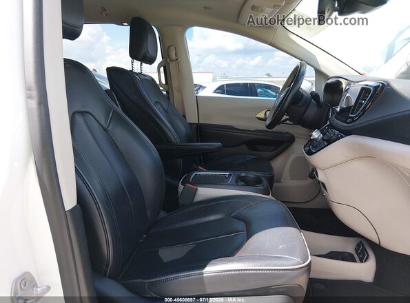 2C4RC1GG9HR839685 2017 CHRYSLER PACIFICA Белый Вид салона спереди