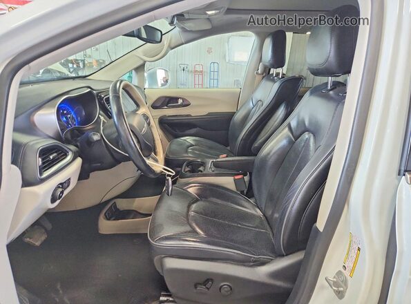 2C4RC1GG9JR251775 2018 CHRYSLER PACIFICA Белый Вид салона спереди