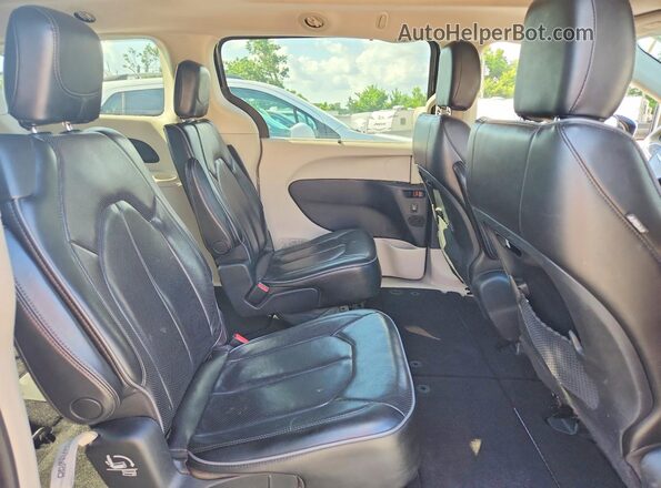 2C4RC1GG9JR320576 2018 CHRYSLER PACIFICA Charcoal Rear interior view