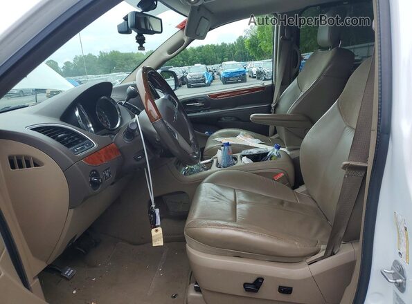 2C4RC1GGXGR113607 2016 CHRYSLER TOWN Белый Вид салона спереди