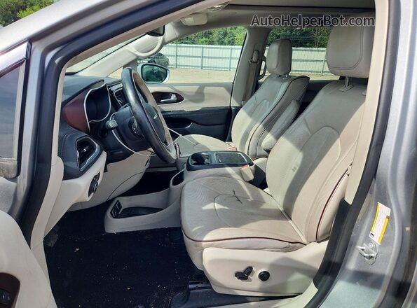 2C4RC1GGXJR112609 2018 CHRYSLER PACIFICA Серебряный Вид салона спереди