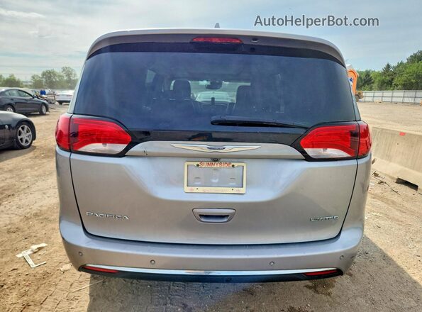 2C4RC1GGXJR112609 2018 CHRYSLER PACIFICA Серебряный Вид сзади